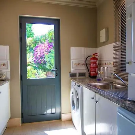 Sleeps 8 With Pool Air Con And Wifi *