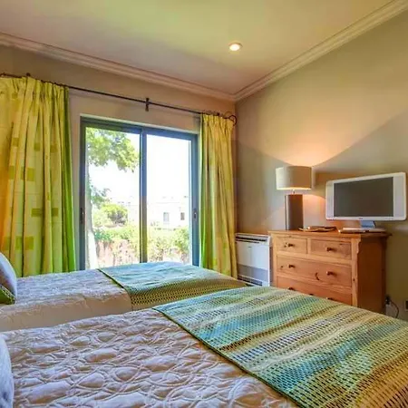 Sleeps 8 With Pool Air Con And Wifi
