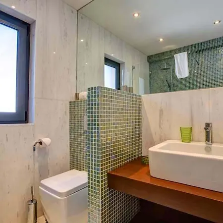 Sleeps 8 With Pool Air Con And Wifi