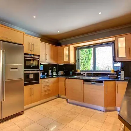 Villa Sleeps 8 With Pool Air Con And Wifi *